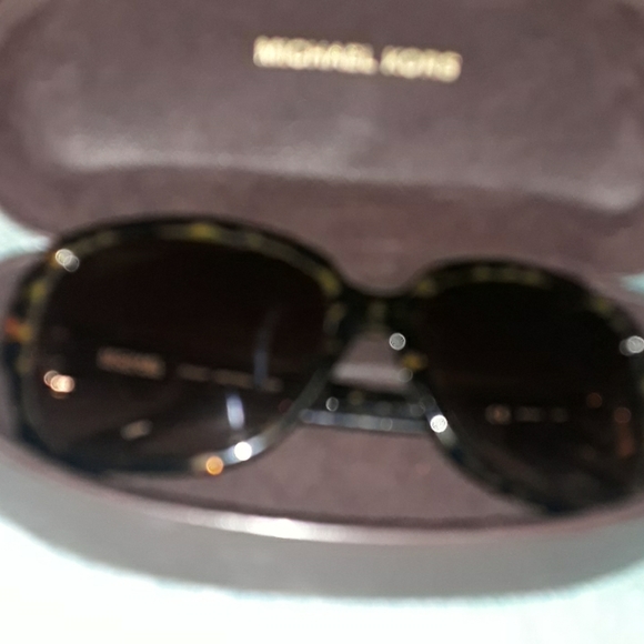 Sun glasses - Picture 3 of 8